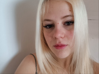 Alter: 18 / Zwilling - Alter: 163 / schlank - Geschlecht: weiblich - Ausrichtung: bisexuell - Haare: blond / mittellang - Piercing: keins - bewebmaster-Alter: C - Hautfarbe: weiss - Augen: blau - Rasur: vollrasiert